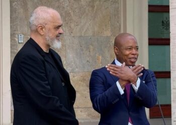 Pse një figurë e huaj bëhet shqiptar më shpejt se vetë shqiptarët? “Shpërthen” rrjeti: Shtet p*llë, ne presim me vite