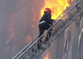 Pa mjete mbrojtëse, shefi i zjarrëfikësëve rrezikon jeten, depërton përmes flakëve