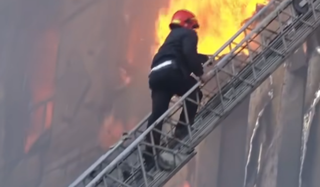 Pa mjete mbrojtëse, shefi i zjarrëfikësëve rrezikon jeten, depërton përmes flakëve