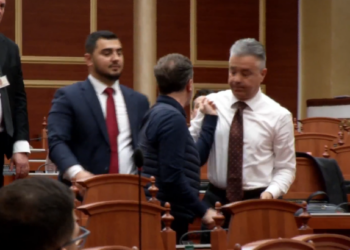 “Nuk jeni superdeputet”, kujt i drejtohet Peleshi gjatë tensioneve në seancë