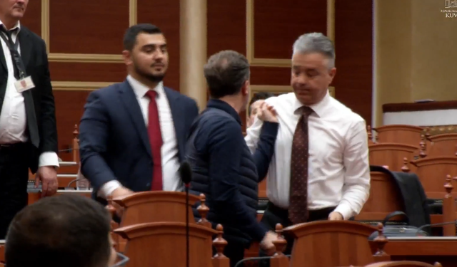 “Nuk jeni superdeputet”, kujt i drejtohet Peleshi gjatë tensioneve në seancë