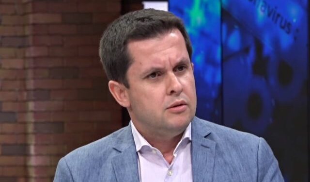 Alimehmeti: Zjarrfikësit pa maska, kurse qytetarët përballen me gaz lotsjellës