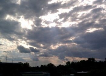 I paqëndrueshëm dhe me reshje lokale, si parashikohet moti sot