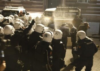 Tensionet në protestën e PD-së, eksperti: Spray i përdorur nga policia ndaj protestuesve dëmton shikimin