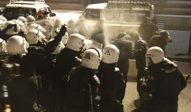Tensionet në protestën e PD-së, eksperti: Spray i përdorur nga policia ndaj protestuesve dëmton shikimin