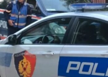 Gruaja tenton të djegë veten me benzinë në Tiranë
