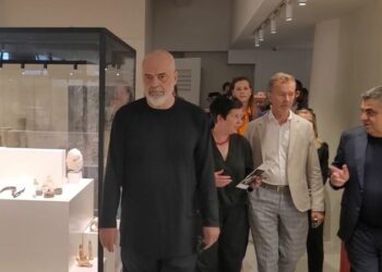 Video/ “Lere mo burrë se më shkatërrove”, Rama acarohet me Gonxhen gjatë takimit me ambasadorin e BE