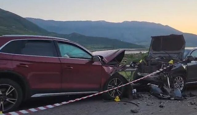 Dy makina përplasen në aksin Tepelenë-Krahës, 8 të plagosur