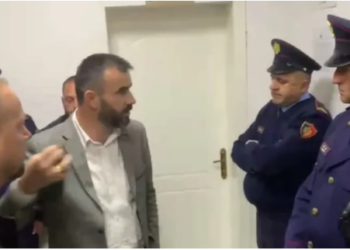 Panelet fotovoltaike/ Ndërpritet mbledhja e Këshillit Bashkiak në Bulqizë, efektivët përplasen me banorët