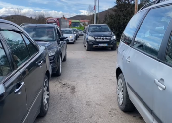 Çmimet në Shqipëri “dëbojnë” qytetarët, dyndje në Qafë Thanë për naftë