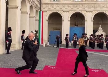 Rama vijon servilosjen, i ulet sërish në gjunjë Melonit
