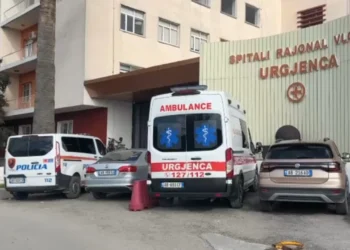 E rëndë në Vlorë, fëmija tre-vjeçar bie nga ballkoni i pallatit