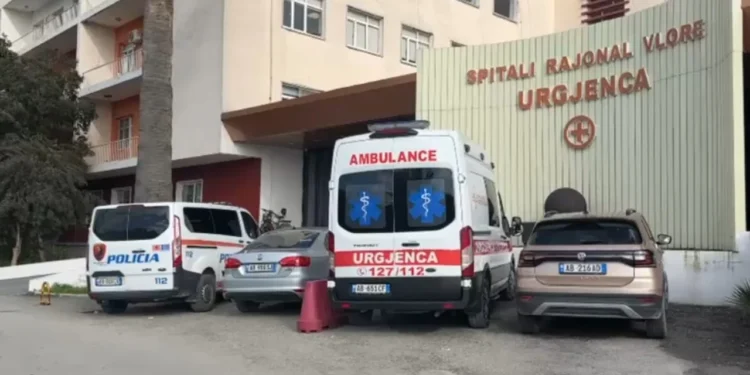 E rëndë në Vlorë, fëmija tre-vjeçar bie nga ballkoni i pallatit