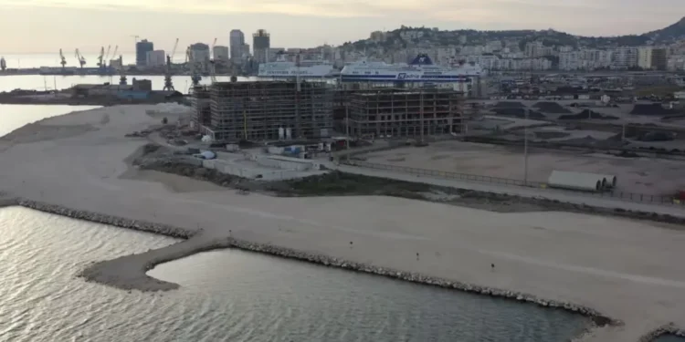 Denoncimi tronditës: Pas zhytjes 74 cm në “Durrës Marina”, po maskohen krisjet në strukturë