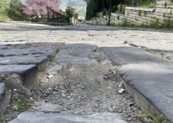Pak vite pas ndërhyrjes, dëmtohet kalldrëmi drejt Kalasë së Beratit