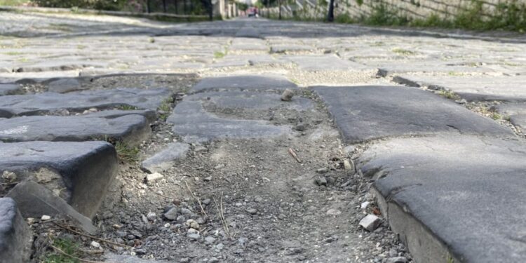 Pak vite pas ndërhyrjes, dëmtohet kalldrëmi drejt Kalasë së Beratit