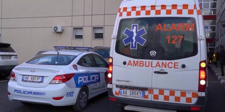 Tiranë/ 2 automjete përplasen tek Ura e Çerkezës, humb jetën një nga drejtuesit