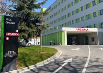 Skandal në QSUNT/ Mjeku kirurg harron fashot në bark pas operacionit, institucionet mbyllin sytë