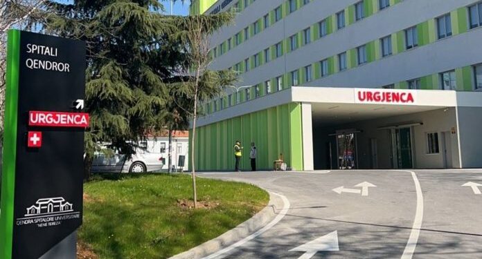 Skandal në QSUNT/ Mjeku kirurg harron fashot në bark pas operacionit, institucionet mbyllin sytë