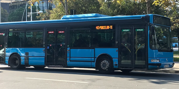 Çmimi i lartë i naftës/ Qeveria fut në kolaps transportin publik, nga nesër më pak autobusë