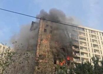 Flakët shkrumbojnë pallatin në Tiranë/ QSUT: 3 qytetarë dhe 3 zjarrfikës po trajtohen për asfiksi