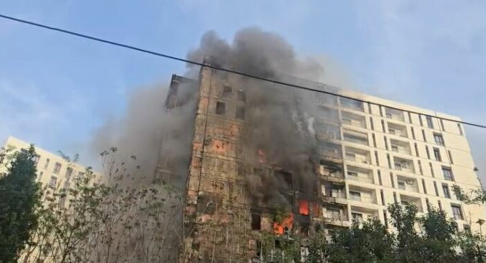 Flakët shkrumbojnë pallatin në Tiranë/ QSUT: 3 qytetarë dhe 3 zjarrfikës po trajtohen për asfiksi
