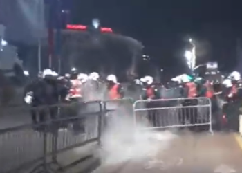 Protestuesit hedhin molotovë drejt Kryeministrisë, policia i merr zvarrë