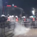 Protestuesit hedhin molotovë drejt Kryeministrisë, policia i merr zvarrë