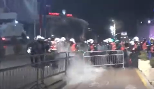 Protestuesit hedhin molotovë drejt Kryeministrisë, policia i merr zvarrë