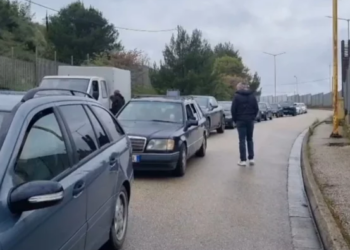 Bie sistemi i hyrje-daljeve, krijohen radhë në pikën kufitare të Kakavijës