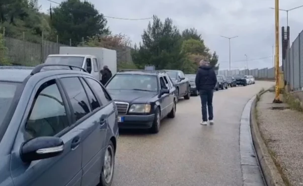 Bie sistemi i hyrje-daljeve, krijohen radhë në pikën kufitare të Kakavijës