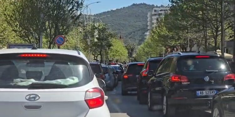 Fundjava me diell, krijohet trafik i rënduar në Vlorë