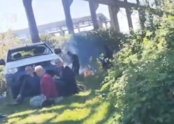 VIDEO/ Disa persona djegin dokumente në Tiranë, dyshohet të jenë të komunës Kashar dhe ARRSH-së