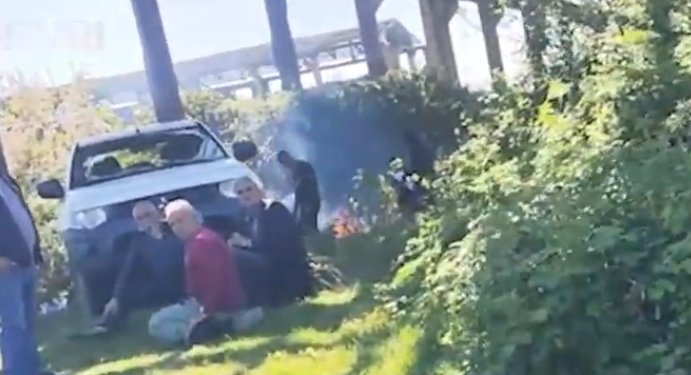 VIDEO/ Disa persona djegin dokumente në Tiranë, dyshohet të jenë të komunës Kashar dhe ARRSH-së