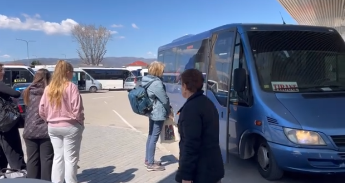Rritet bileta për transportin publik Korçë-Tiranë, qytetarët: Po bëhet e vështirë për t’u përballuar