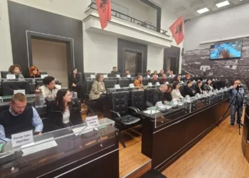 Debate të forta në mbledhjen e Këshillit Bashkiak të Durrësit, shkak kërkesa për rritjen e pagave të drejtuesve të bashkisë