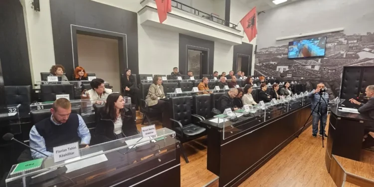 Debate të forta në mbledhjen e Këshillit Bashkiak të Durrësit, shkak kërkesa për rritjen e pagave të drejtuesve të bashkisë