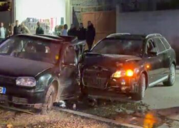 Aksident në Fier, i riu tenton t’i largohet policisë, përplaset me mjetin e parkuar