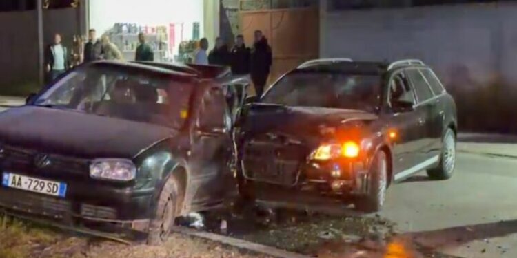 Aksident në Fier, i riu tenton t’i largohet policisë, përplaset me mjetin e parkuar