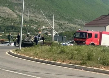 Aksident i rëndë në Kukës, makina del nga rruga dhe përmbyset