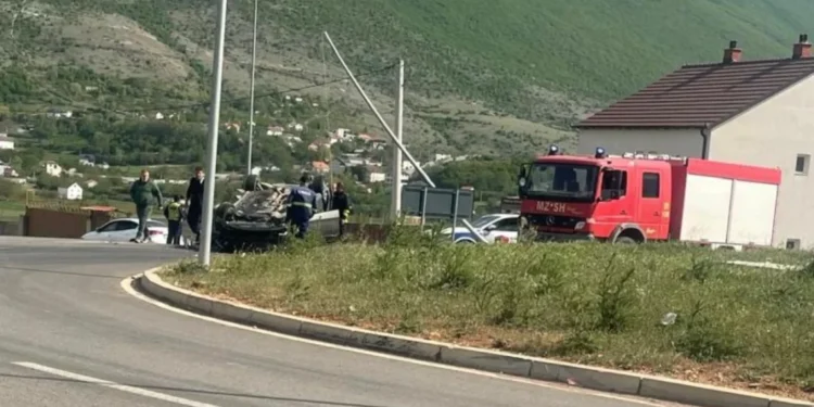 Aksident i rëndë në Kukës, makina del nga rruga dhe përmbyset