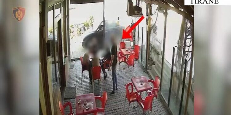 Panik në Tiranë, 50-vjeçari tenton të vrasë me armë 38-vjeçarin  në një lokal