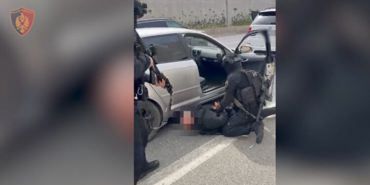 Tentoi të vriste me armë një 21-vjeçar në Shkodër, kapet në Tiranë 32-vjeçari/ PAMJET