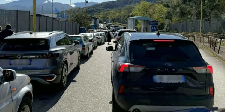 Pashkët ortodokse, fluks emigrantësh në pikën kufitare të Kakavijës