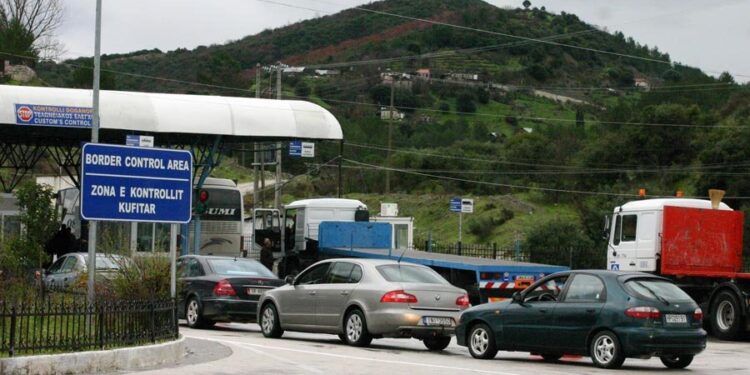Fluks i shtuar në Kakavijë pas festimeve të Pashkës, emigrantët kthehen në Greqi