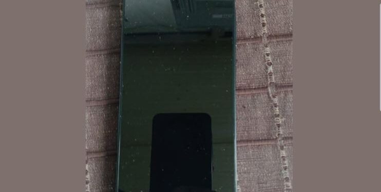 Shkon të takojë bashkëshortin në burgun e Rrogozhinës, kapet me telefon të fshehur në trup