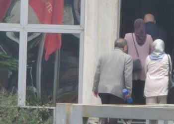 Gratë me shami alarmuan prindërit/ Policia: Janë iraniane, por nuk përbëjnë rrezik për fëmijët