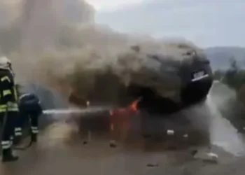 Aksident i rëndë në Devoll, makina shpërthen në flakë, 3 të plagosur
