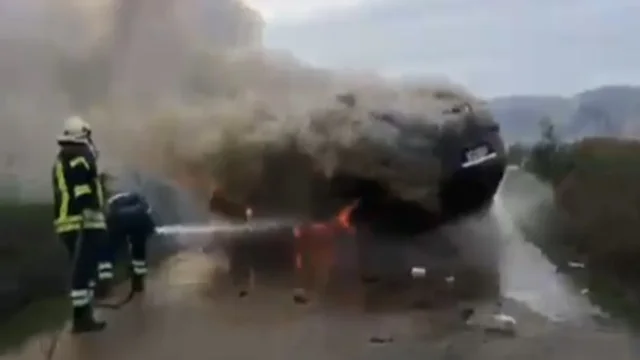 Aksident i rëndë në Devoll, makina shpërthen në flakë, 3 të plagosur