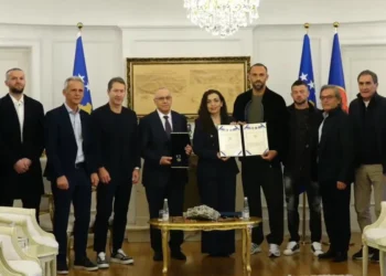 Vjosa Osmani dekoron futbollistët e Kosovës